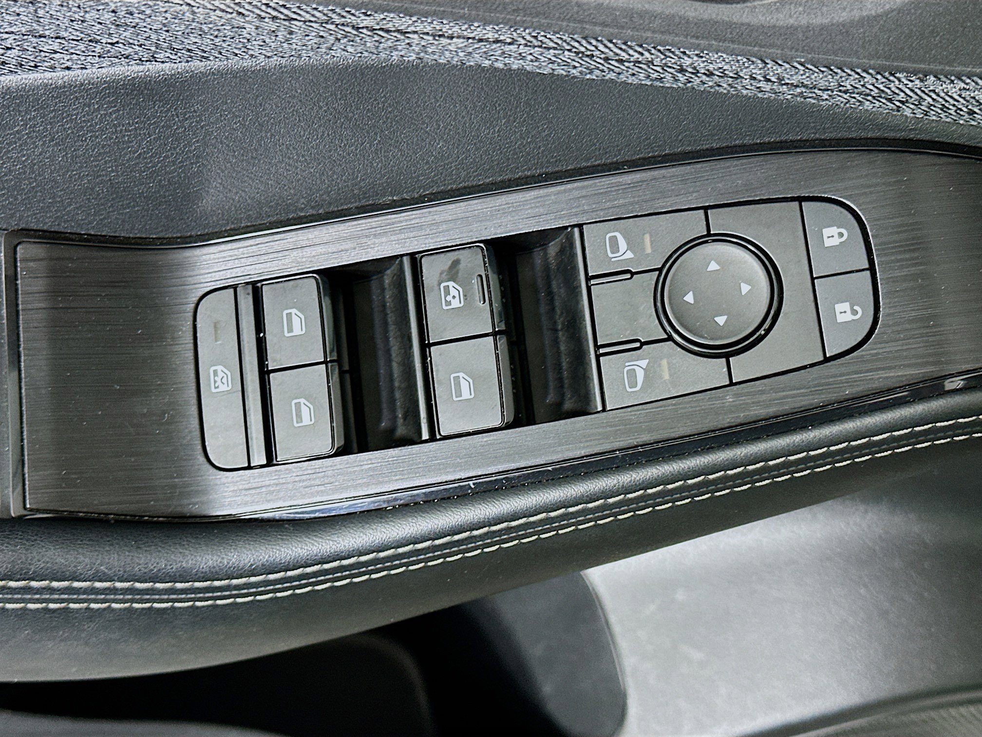 Used 2023 Nissan Rogue SV image 15