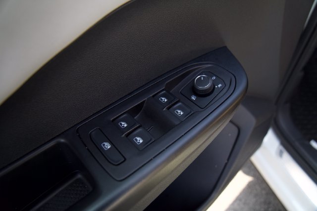 Used 2025 Volkswagen Taos SE w/ Panoramic Sunroof Package FWD image 14