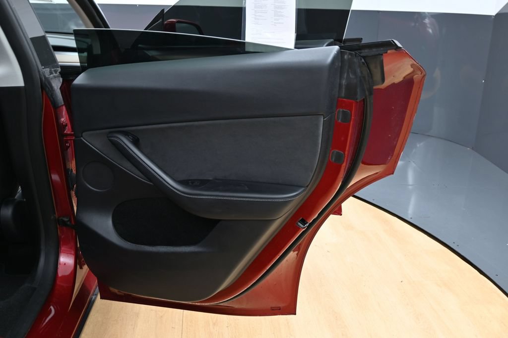 Used 2024 Tesla Model Y Long Range RWD image 39