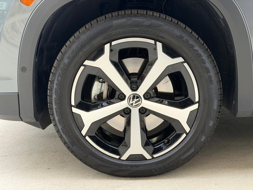 Used 2025 Volkswagen Tiguan SE AWD/4WD image 14