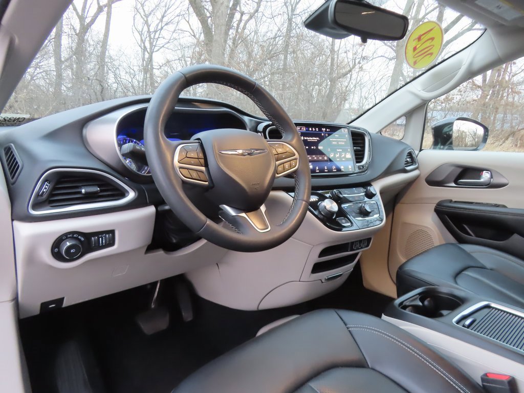 Certified 2024 Chrysler Pacifica Touring-L image 16