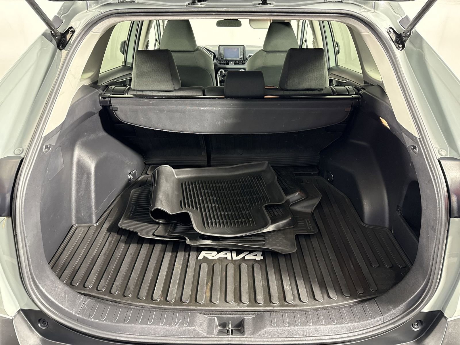 Used 2021 Toyota RAV4 XLE AWD/4WD image 31