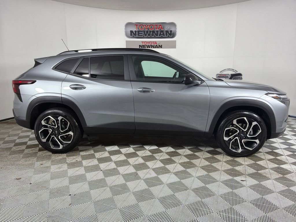 Used 2025 Chevrolet Trax RS w/ Driver Confidence Package FWD image 2