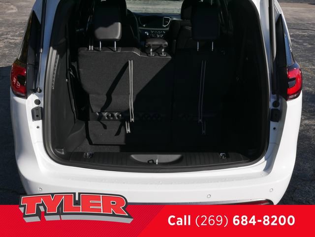 New 2026 Chrysler Pacifica Select FWD image 17