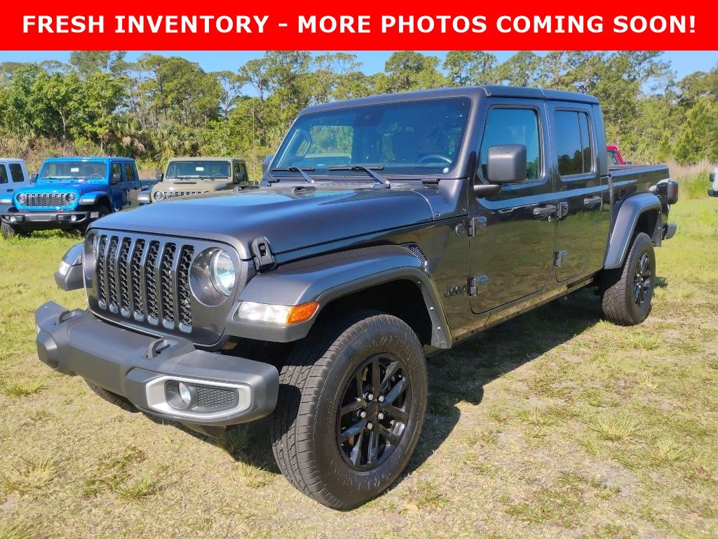Certified 2023 Jeep Gladiator Sport AWD/4WD image 1
