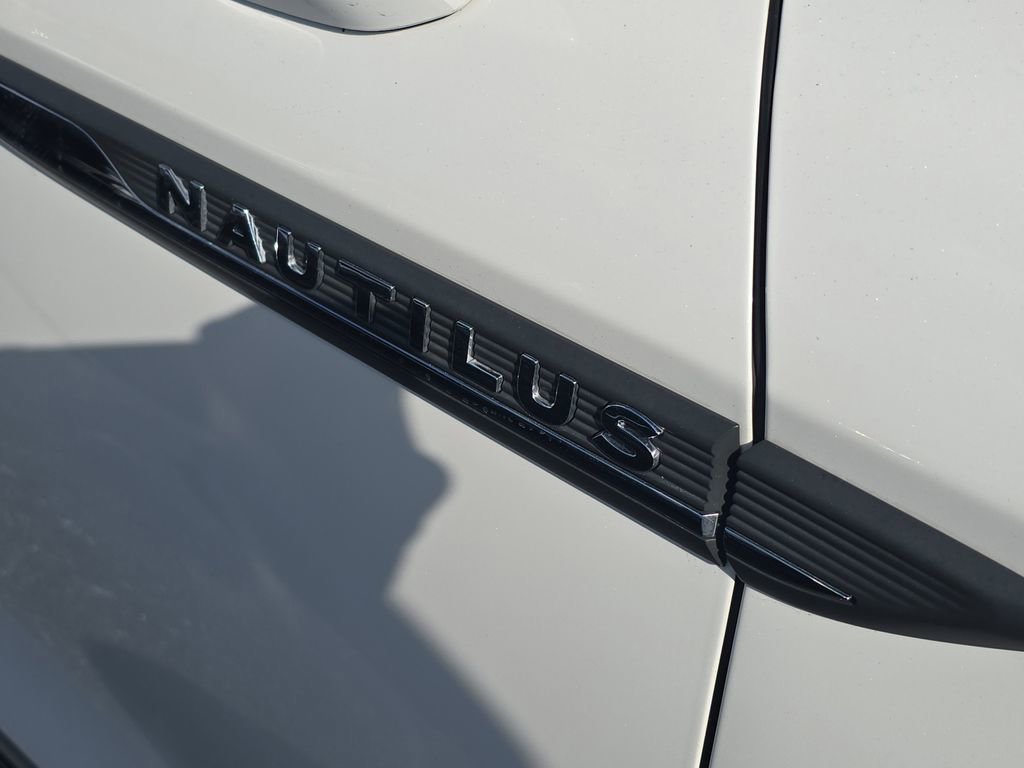 Used 2023 Lincoln Nautilus Standard w/ Premium Package image 9