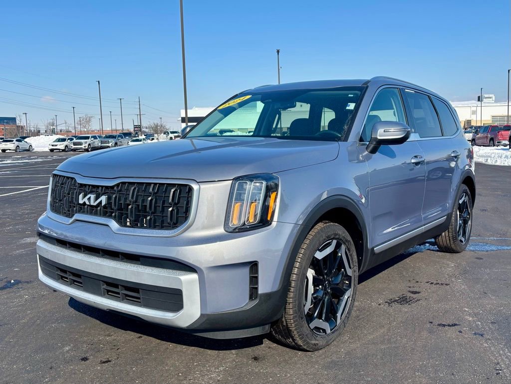 Used 2024 Kia Telluride EX w/ EX Captain's Chair Package image 3