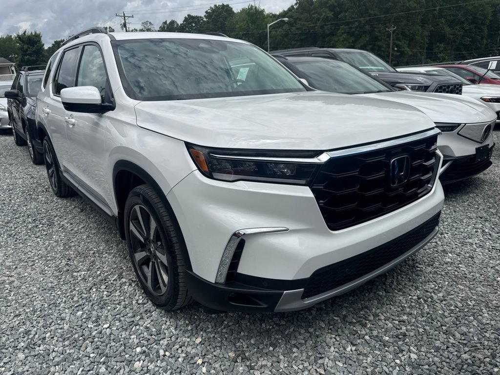 Used 2025 Honda Pilot Touring image 2