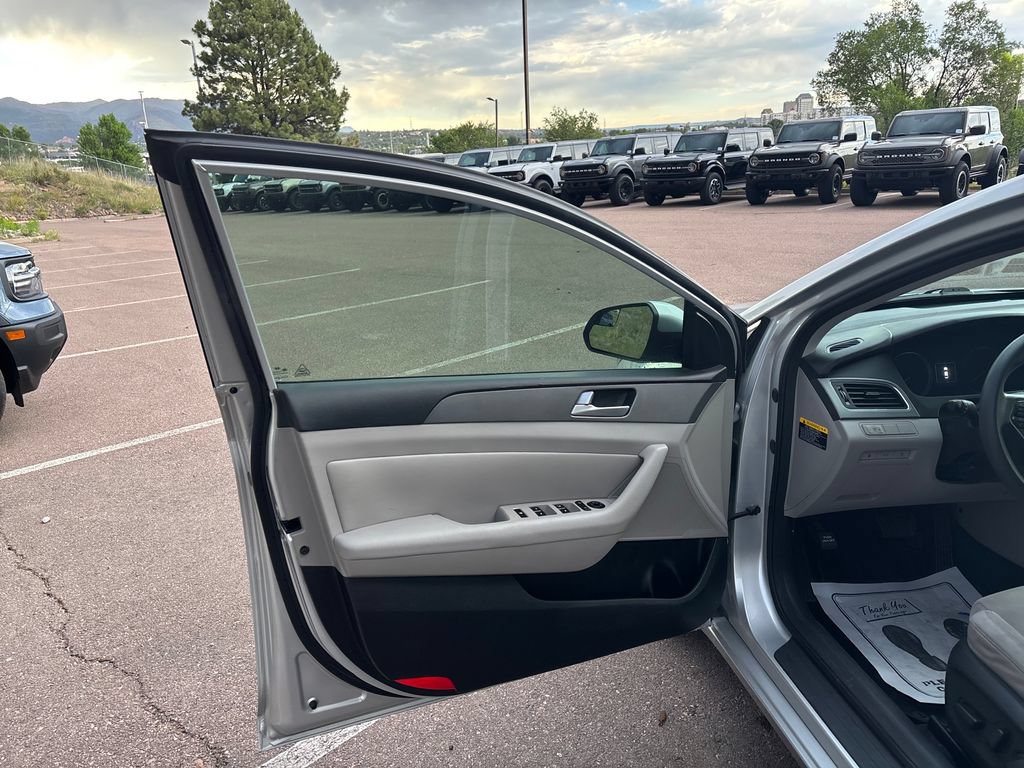 Used 2015 Hyundai Sonata SE w/ Option Group 09 FWD image 5