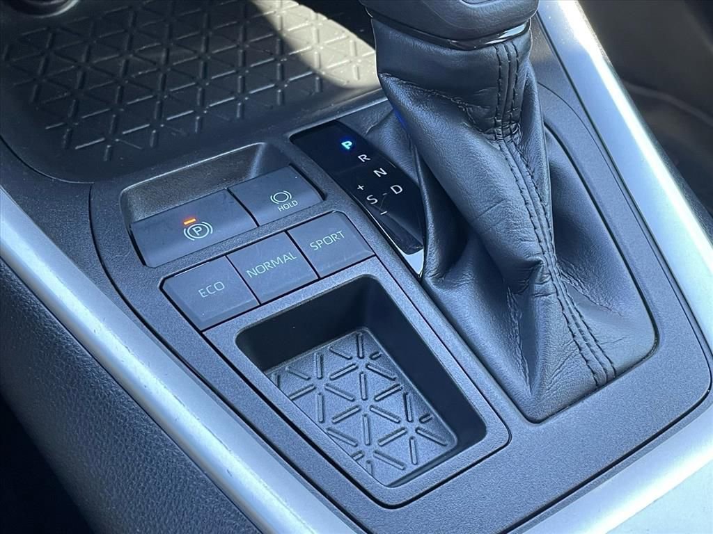 Used 2022 Toyota RAV4 LE image 13