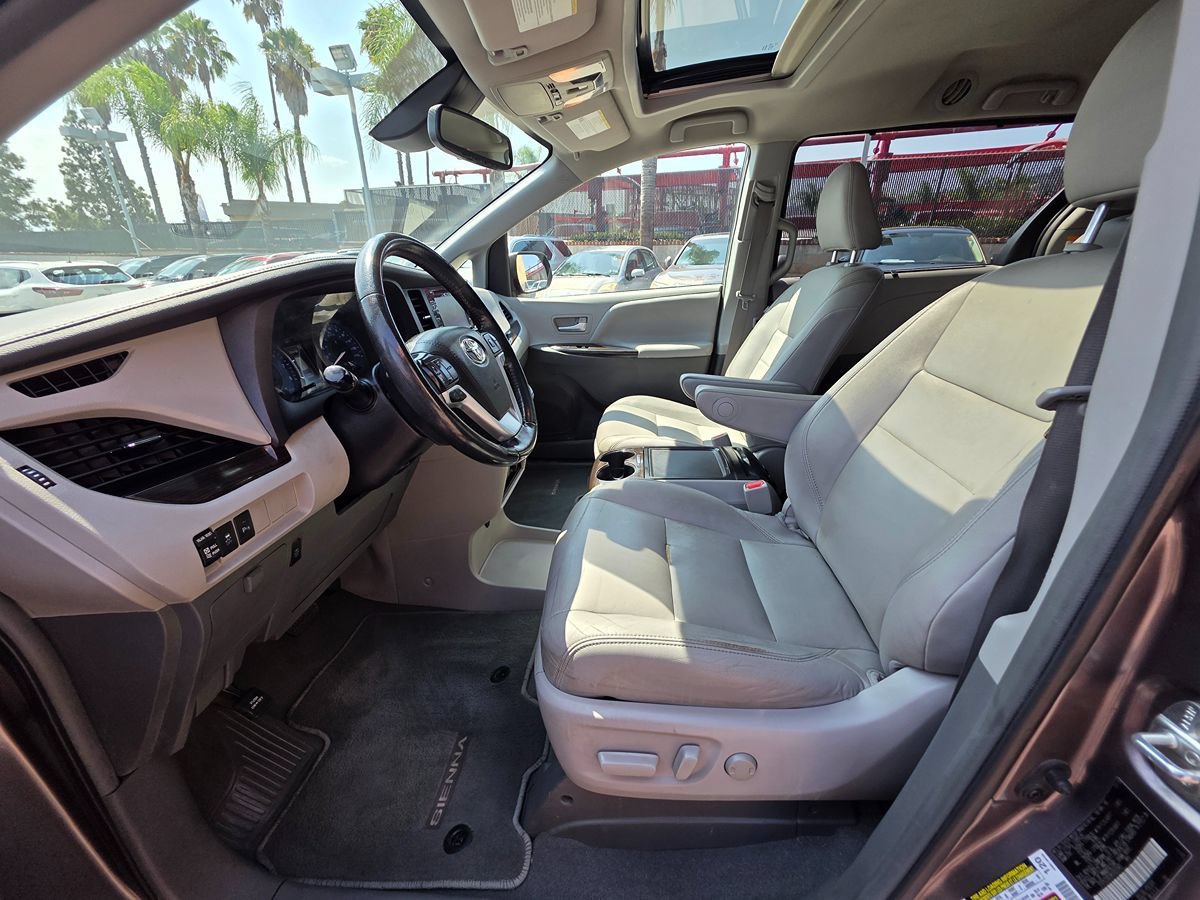 Used 2019 Toyota Sienna XLE w/ XLE Navigation Package FWD image 24