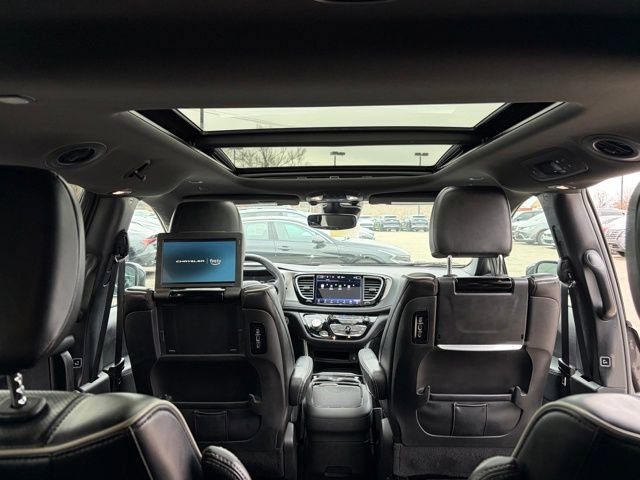 Used 2022 Chrysler Pacifica Limited w/ Uconnect Theater Family Group FWD image 20