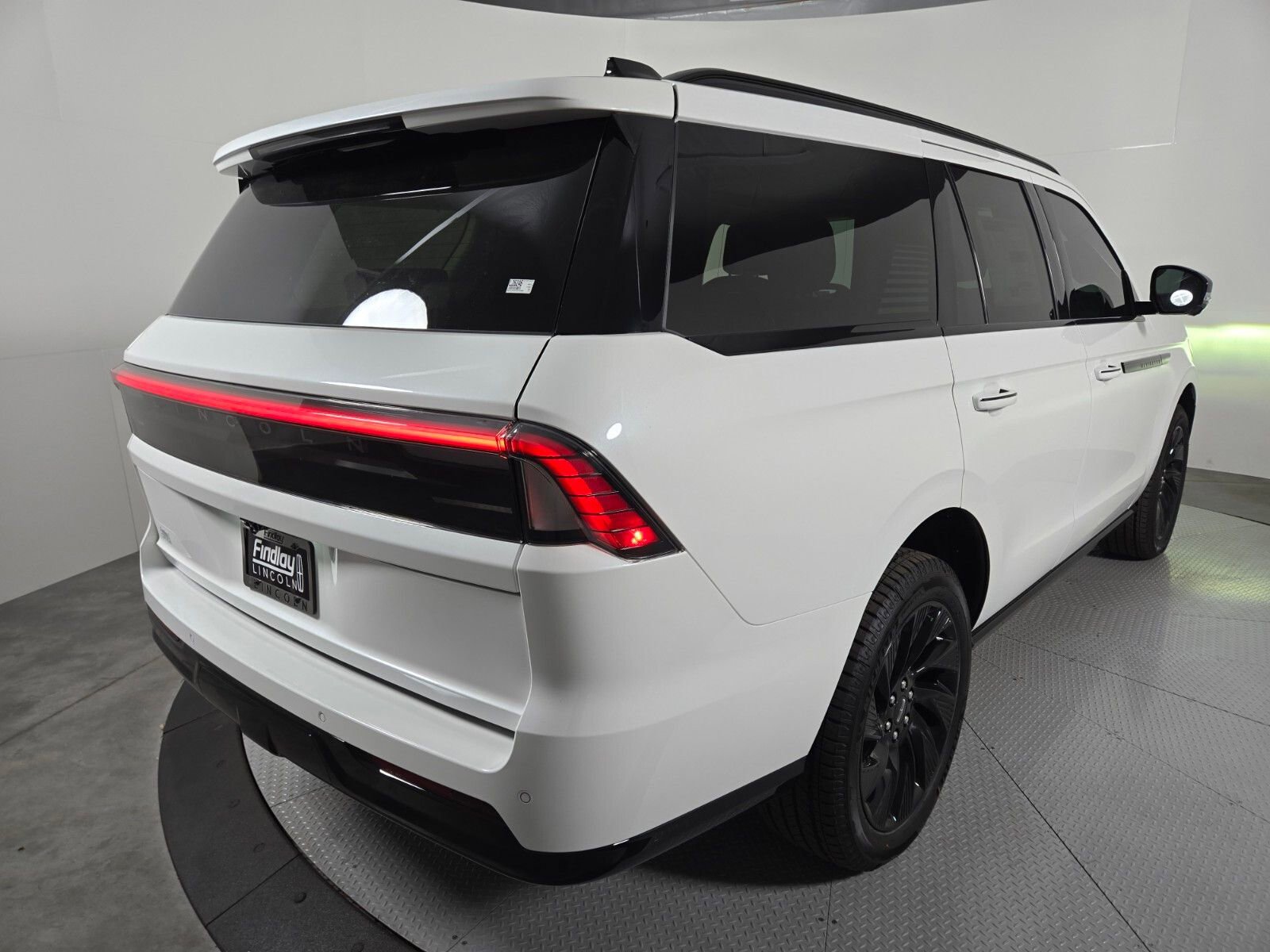 New 2026 Lincoln Navigator Reserve w/ Jet Appearance Package AWD/4WD image 4