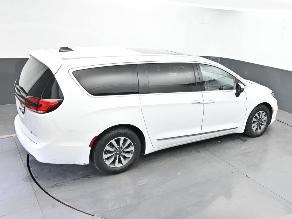 Used 2023 Chrysler Pacifica Limited FWD image 43