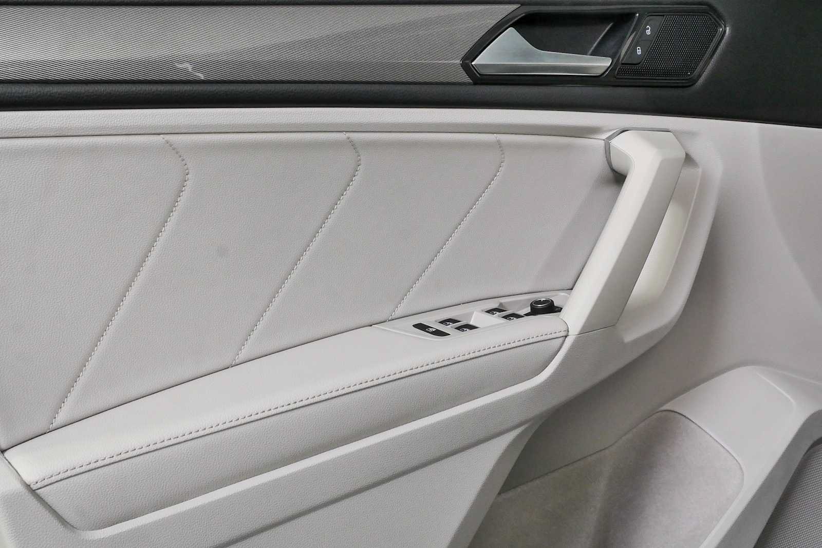 Certified 2023 Volkswagen Tiguan SE w/ Panoramic Sunroof Package FWD image 9