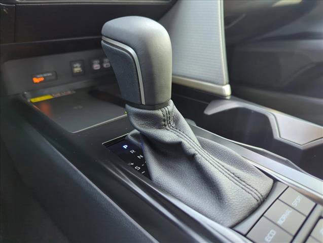 Used 2025 Toyota Camry SE w/ Convenience Package FWD image 12