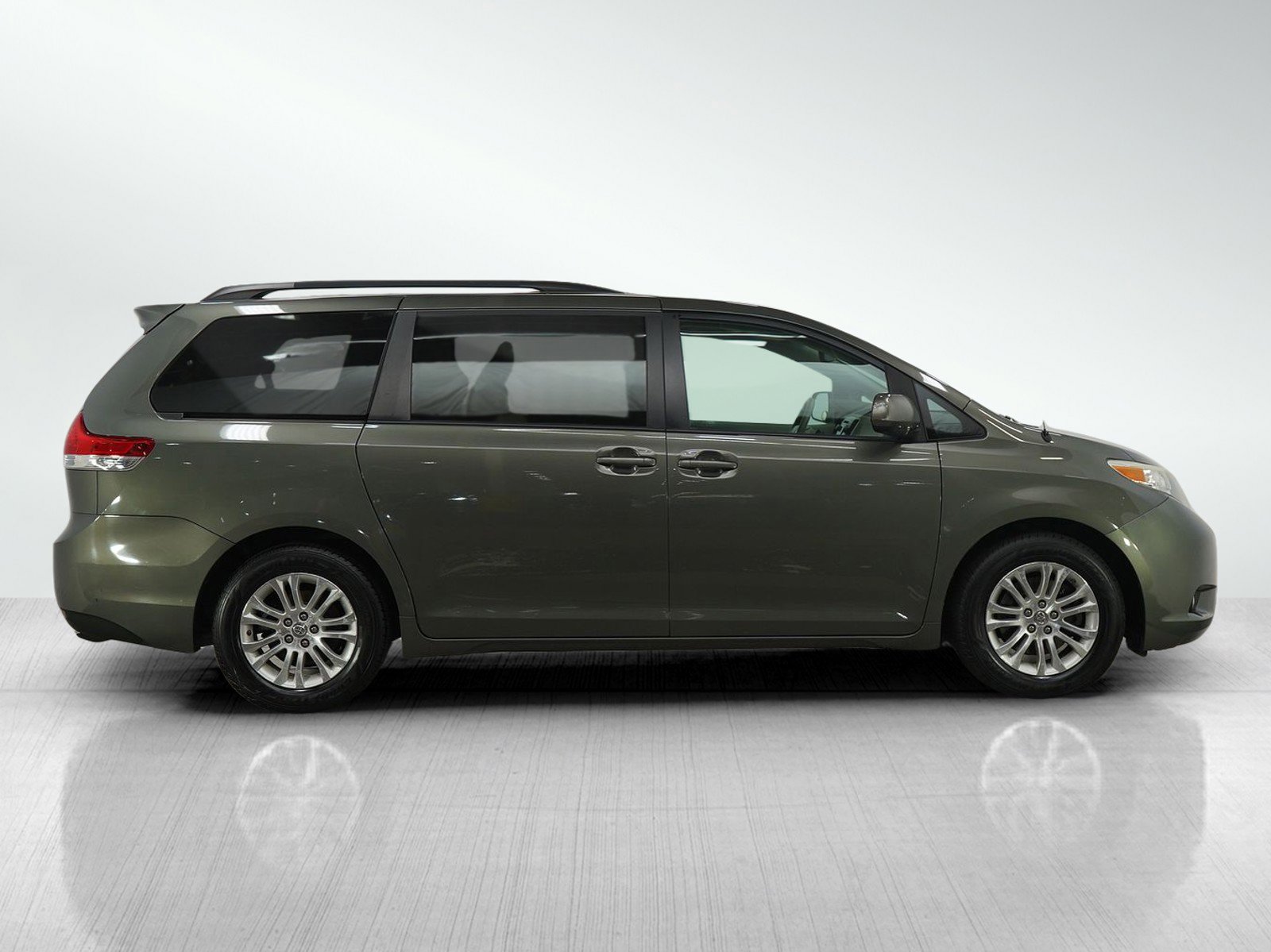 Used 2012 Toyota Sienna XLE image 6