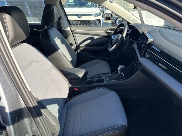 Certified 2025 Volkswagen Jetta SE w/ Sunroof Package image 35