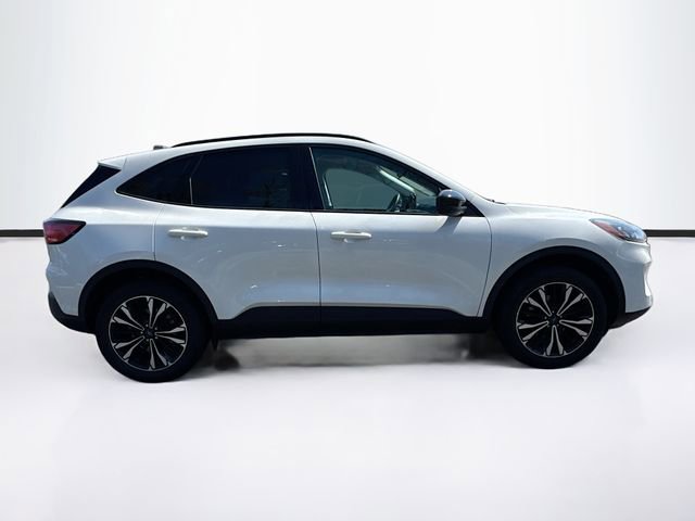 Used 2022 Ford Escape SE w/ SE Sport Appearance Package image 9