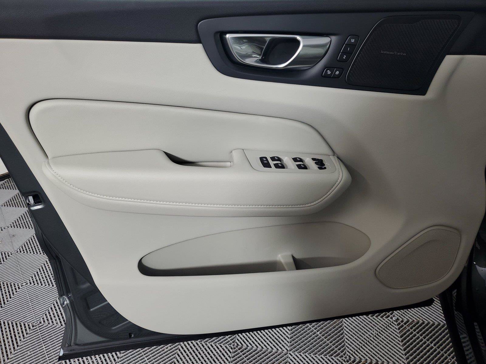New 2027 Volvo XC60 B5 Ultra AWD/4WD image 19