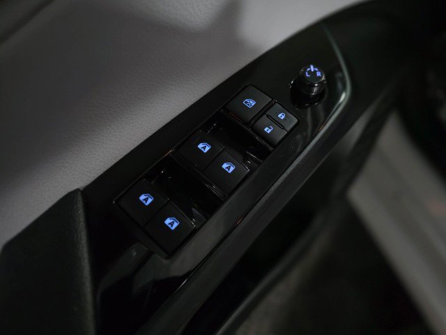 Used 2018 Toyota Prius Prime Advanced image 32