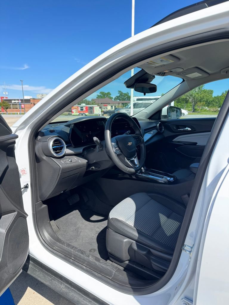 Used 2025 Chevrolet Trax LT w/ LT Convenience Package image 10