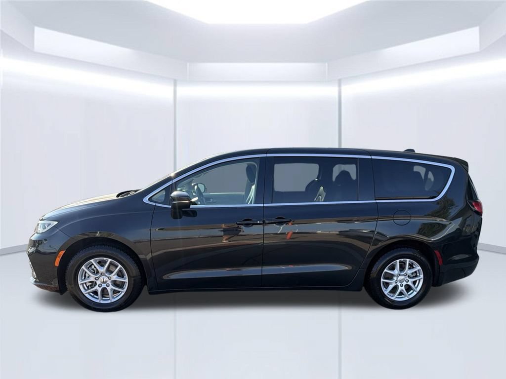 Used 2023 Chrysler Pacifica Touring-L FWD image 3