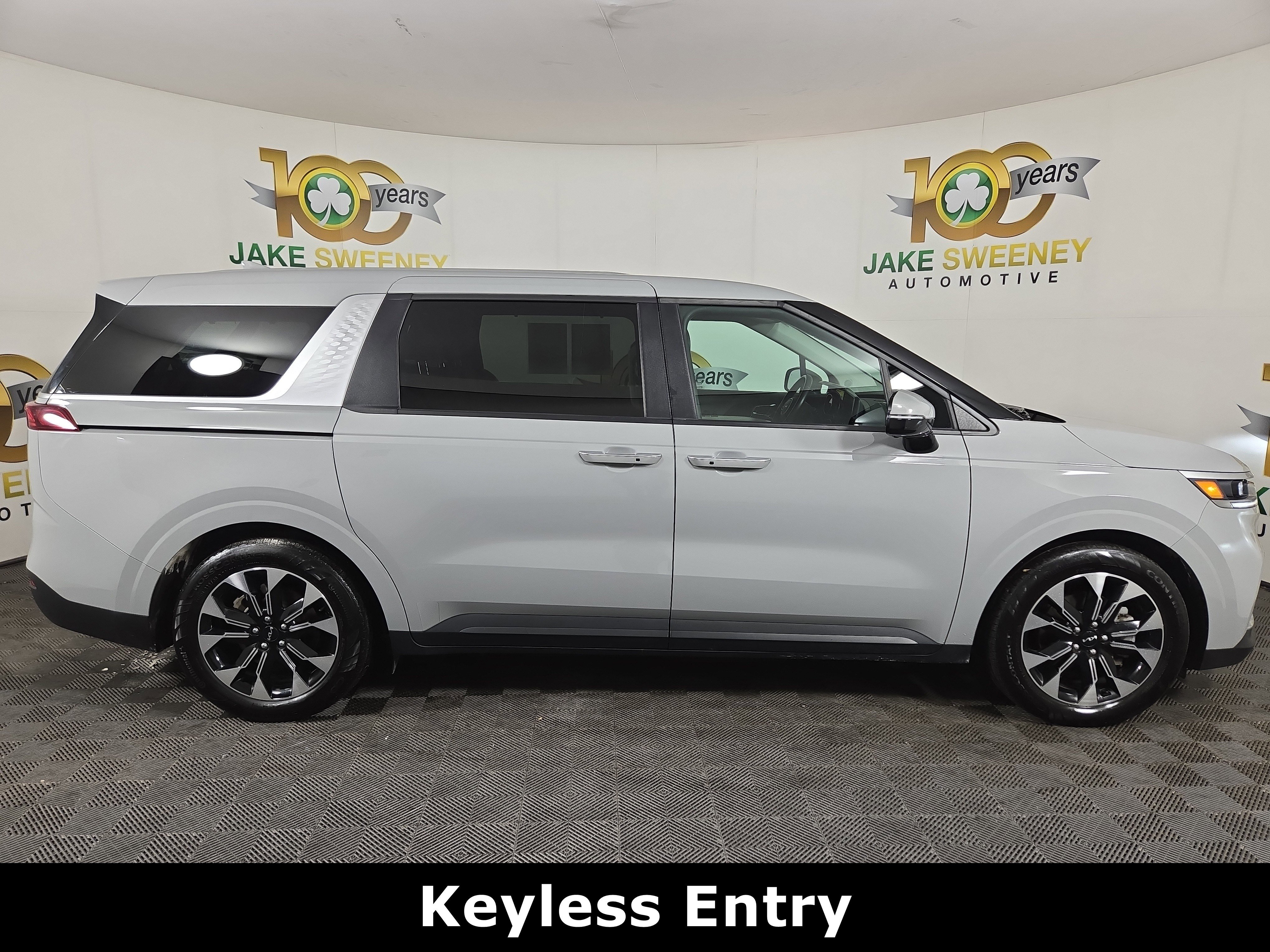 Used 2024 Kia Carnival EX image 11