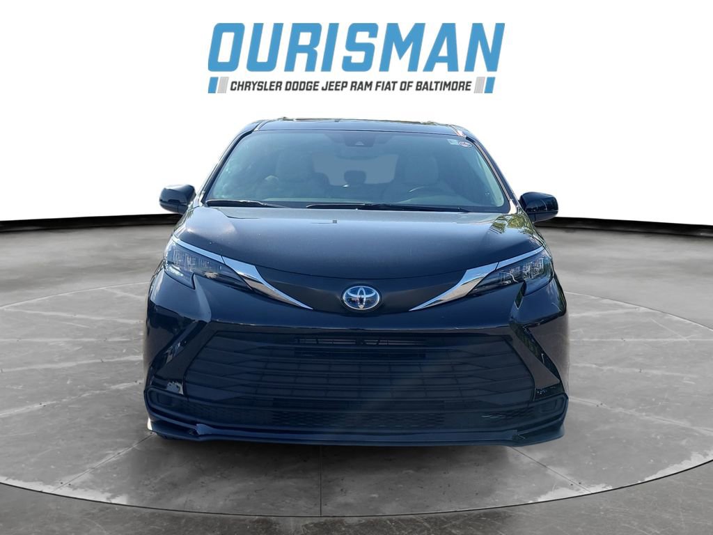 Used 2025 Toyota Sienna LE w/ LE Plus Package FWD image 8