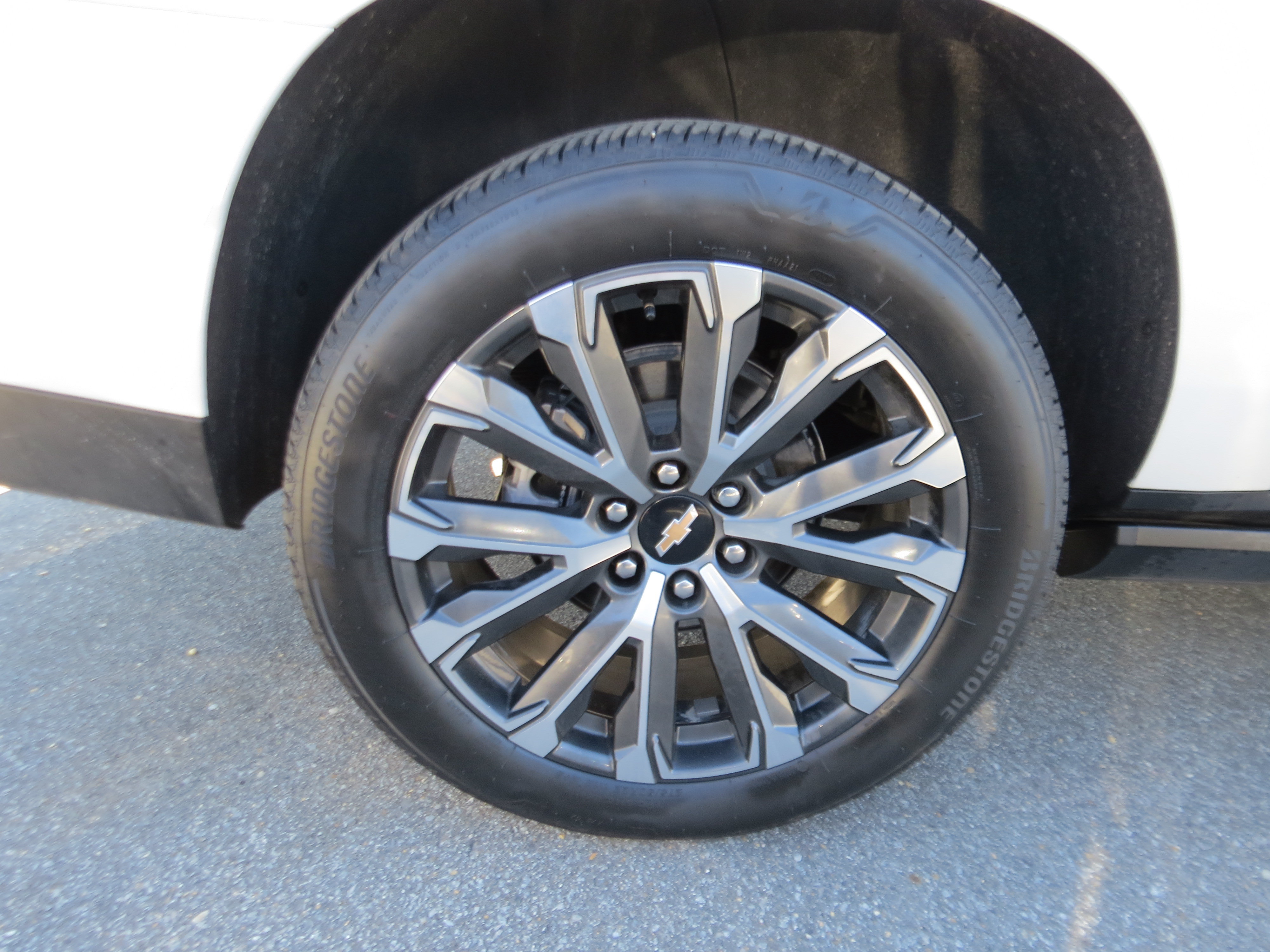 Used 2025 Chevrolet Suburban High Country AWD/4WD image 10