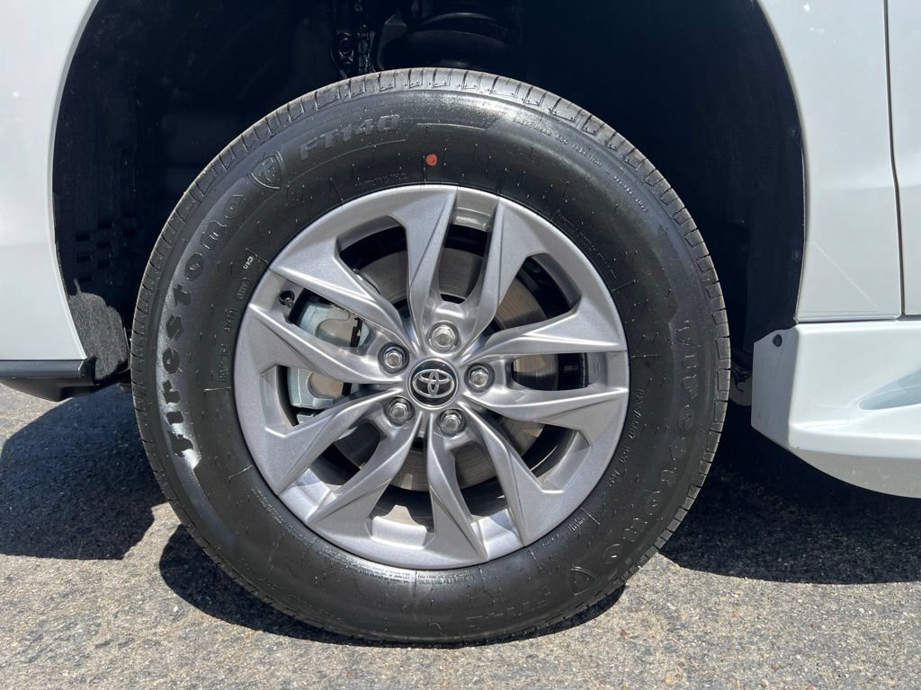 Used 2026 Toyota Sienna XLE FWD image 9