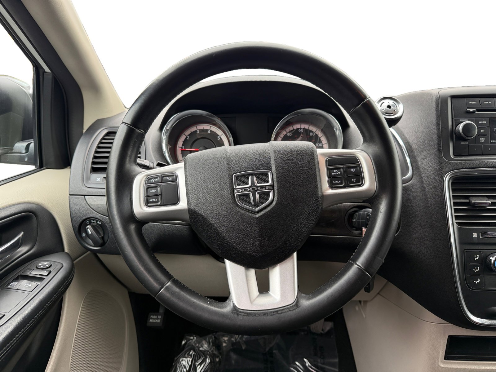 Used 2017 Dodge Grand Caravan SE w/ UConnect Hands-Free Group image 12