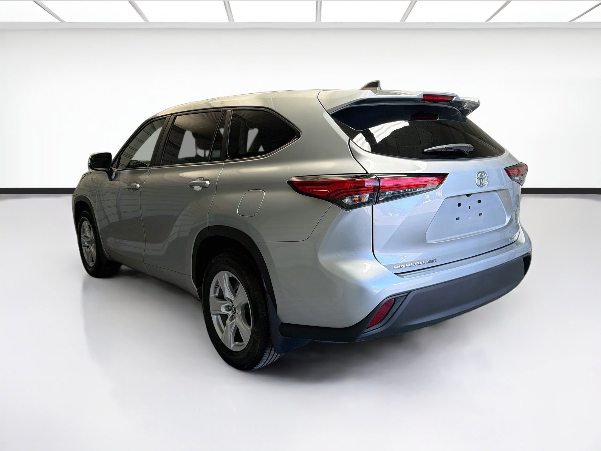 Used 2023 Toyota Highlander LE AWD/4WD image 6