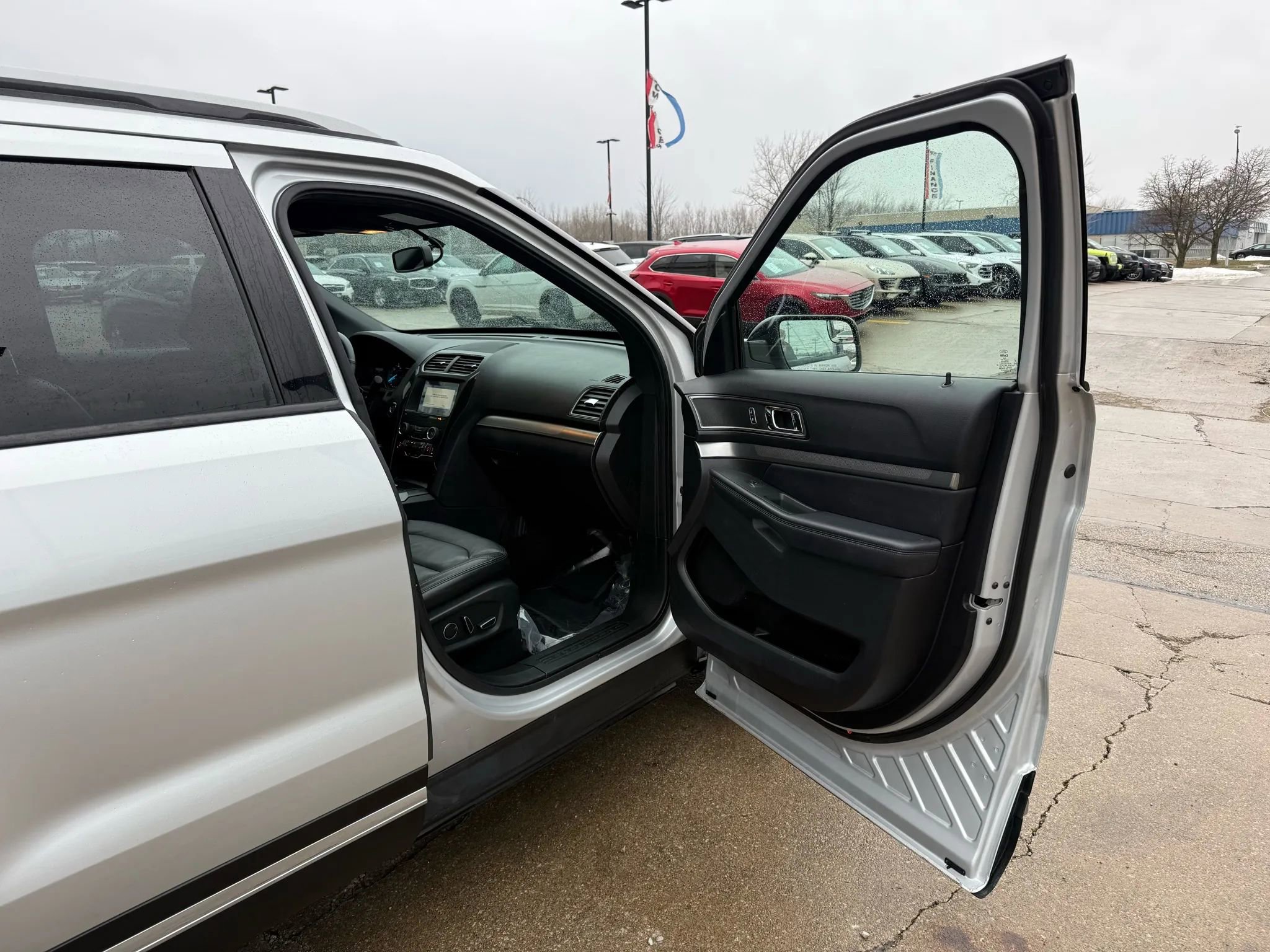 Used 2018 Ford Explorer XLT w/ Equipment Group 202A image 28