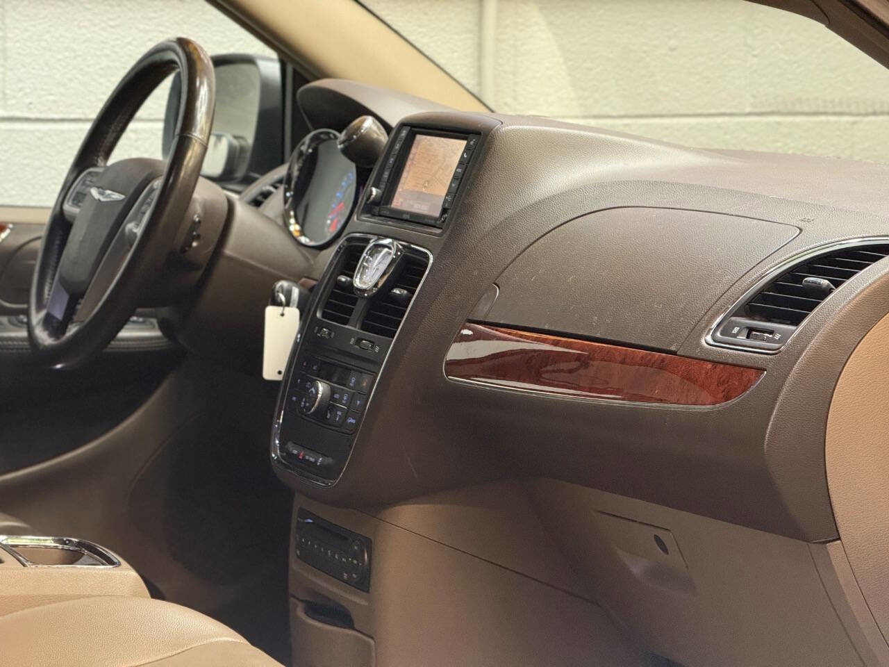 Used 2012 Chrysler Town & Country Touring-L w/ Entertainment Group #2 FWD image 2