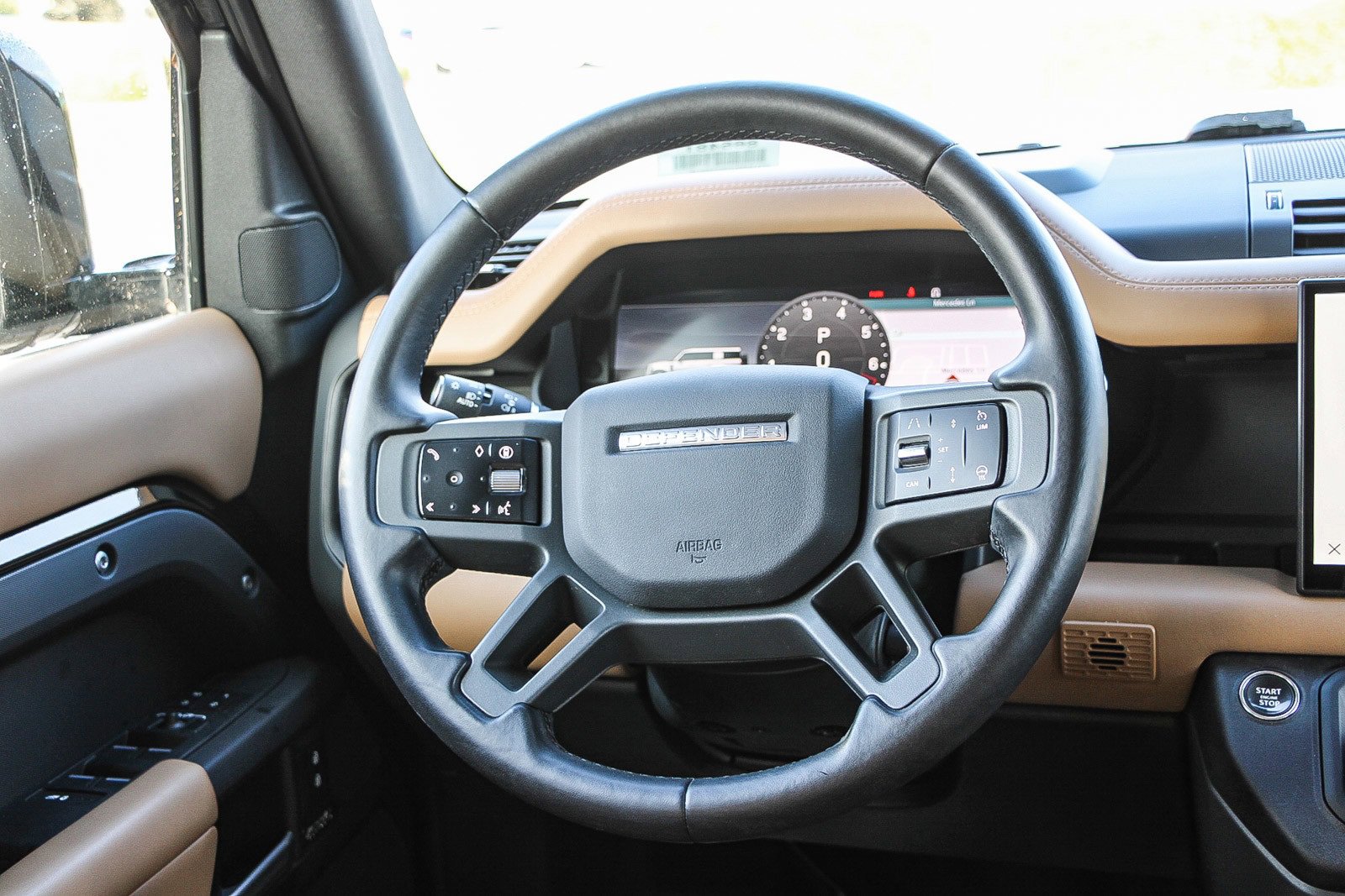 Used 2025 Land Rover Defender 130 X-Dynamic SE image 15