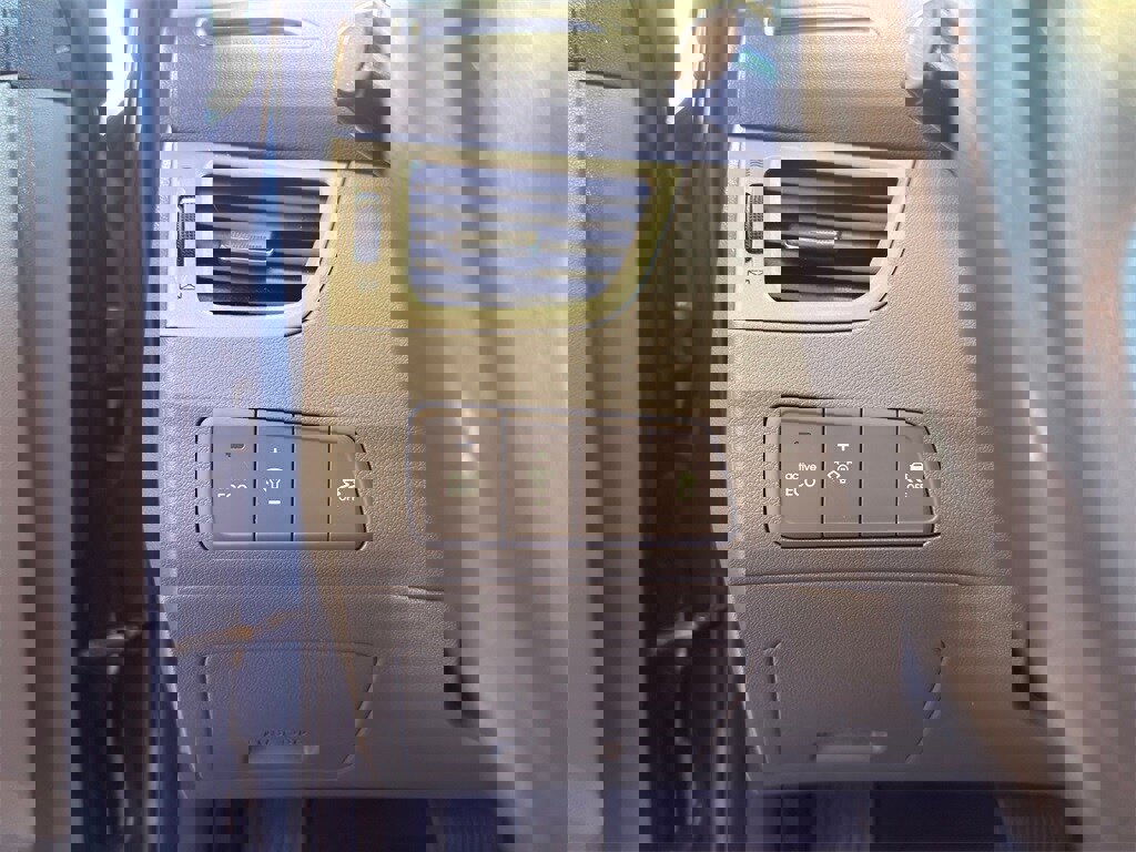 Used 2015 Hyundai Elantra SE image 17