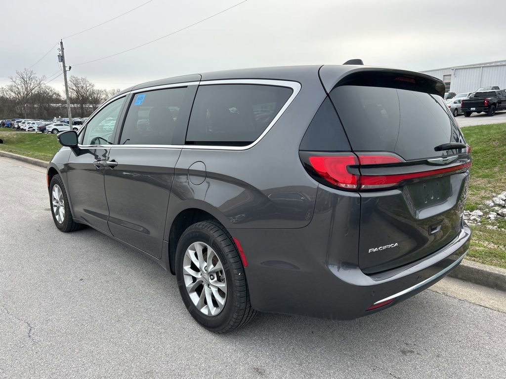 Used 2023 Chrysler Pacifica Touring-L image 4