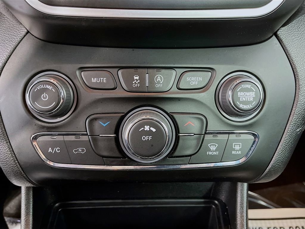 Used 2020 Jeep Cherokee Latitude Plus w/ Cold Weather Group AWD/4WD image 22
