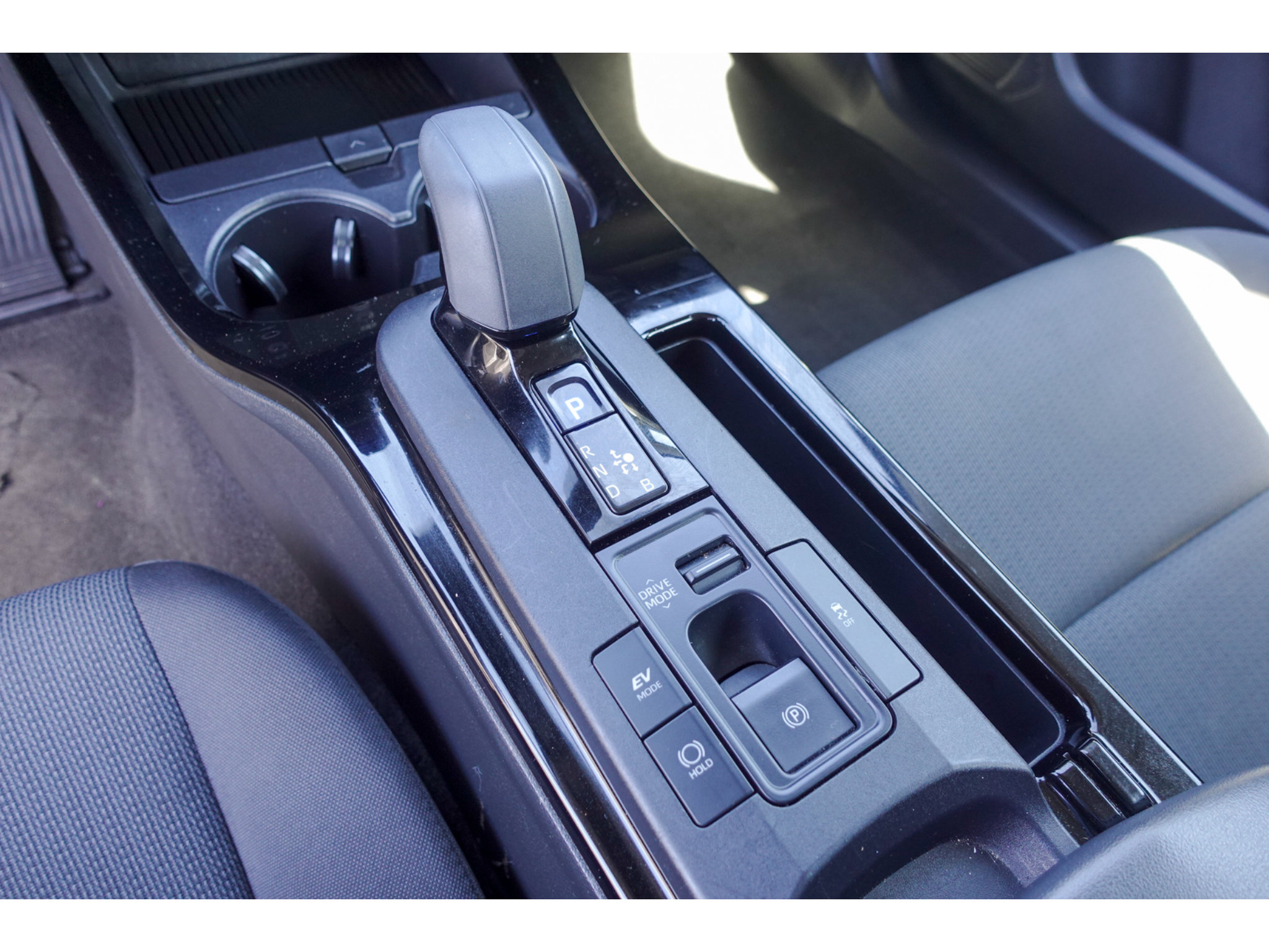 Used 2024 Toyota Prius LE FWD image 18