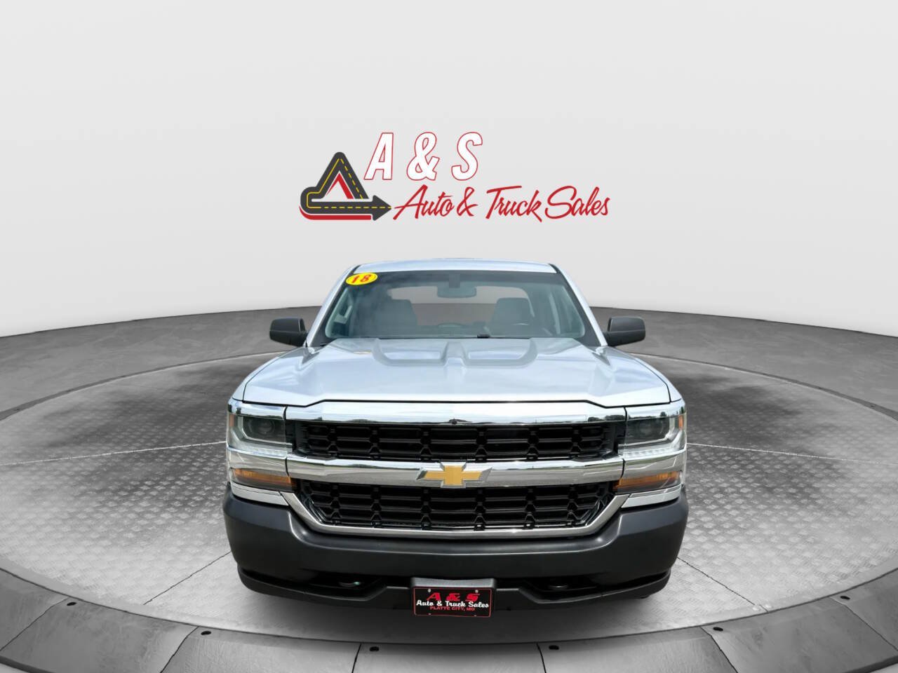 Used 2018 Chevrolet Silverado 1500 W/T w/ Trailering Package AWD/4WD image 2