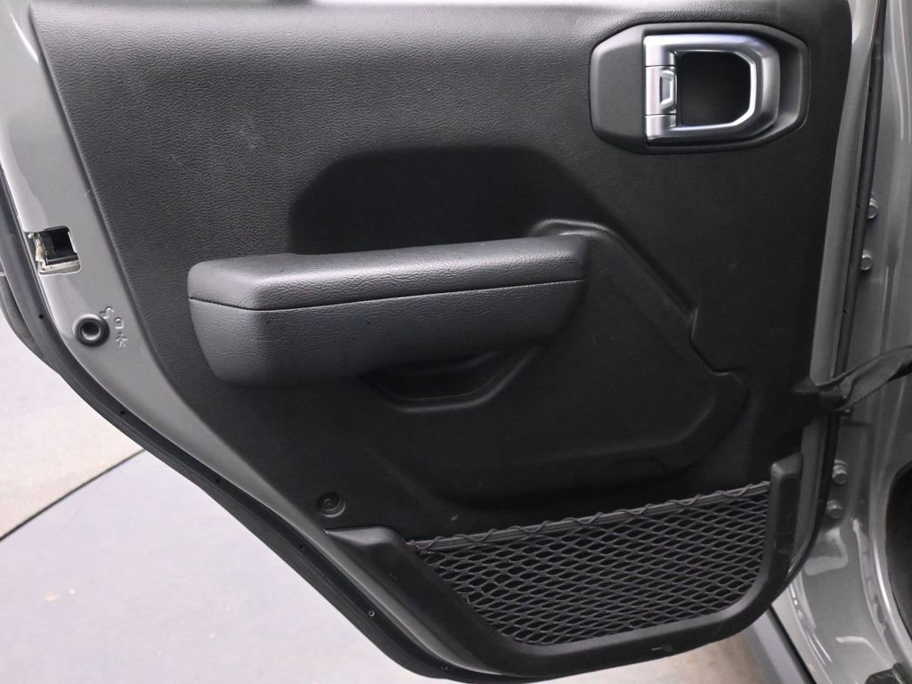 Used 2022 Jeep Wrangler Unlimited Rubicon w/ Dual Top Group AWD/4WD image 17