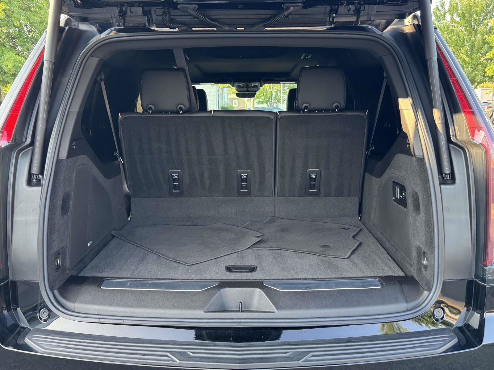 Used 2022 Cadillac Escalade ESV Premium Luxury AWD/4WD image 12