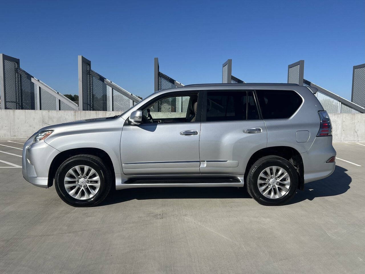 Used 2018 Lexus GX 460 Premium w/ Premium Package AWD/4WD image 5