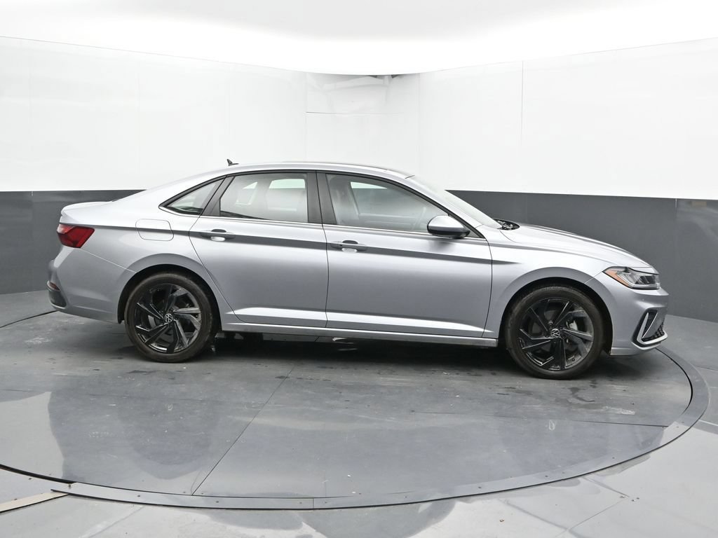 Used 2025 Volkswagen Jetta SE FWD image 4