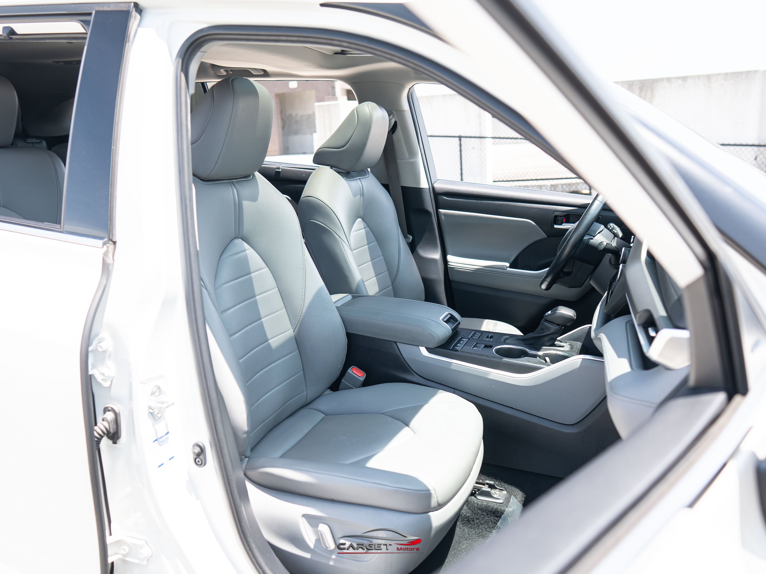 Used 2021 Toyota Highlander XLE AWD/4WD image 17