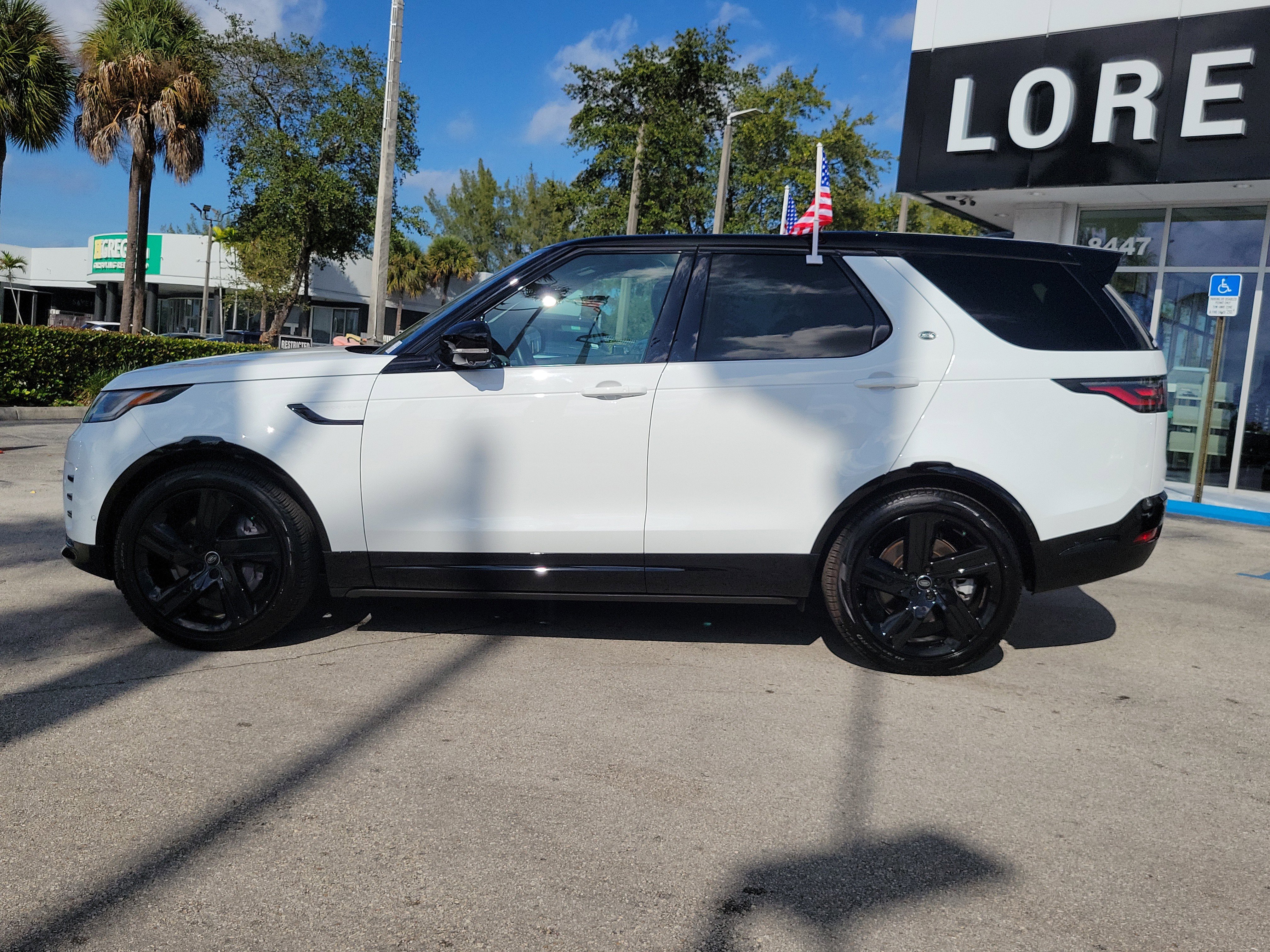 Used 2023 Land Rover Discovery HSE R-Dynamic image 8