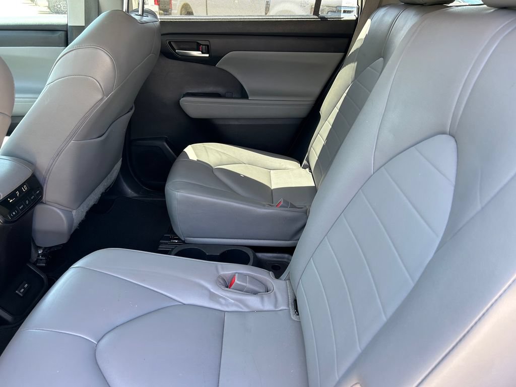 Used 2023 Toyota Highlander XLE FWD image 17