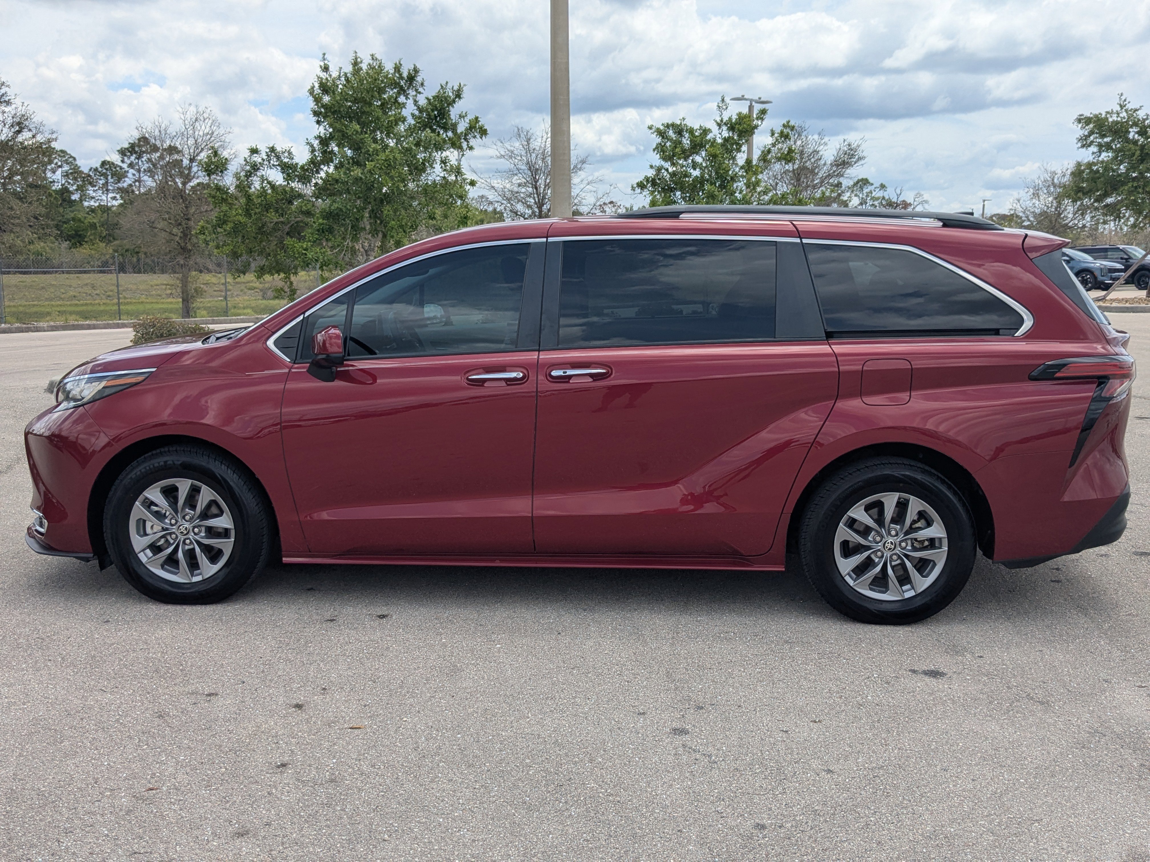 Used 2022 Toyota Sienna XLE FWD image 8