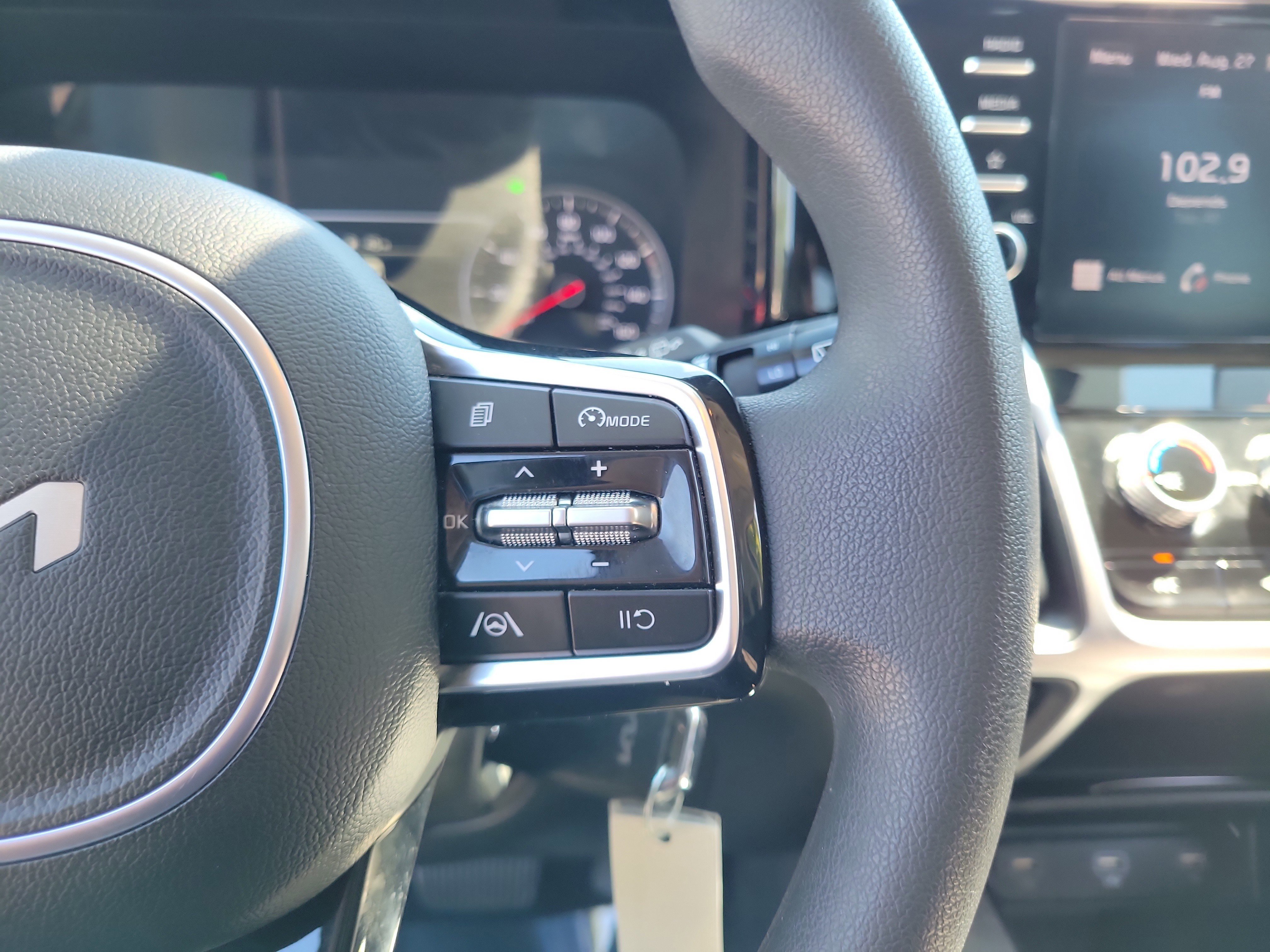 Used 2023 Kia Sorento LX image 23